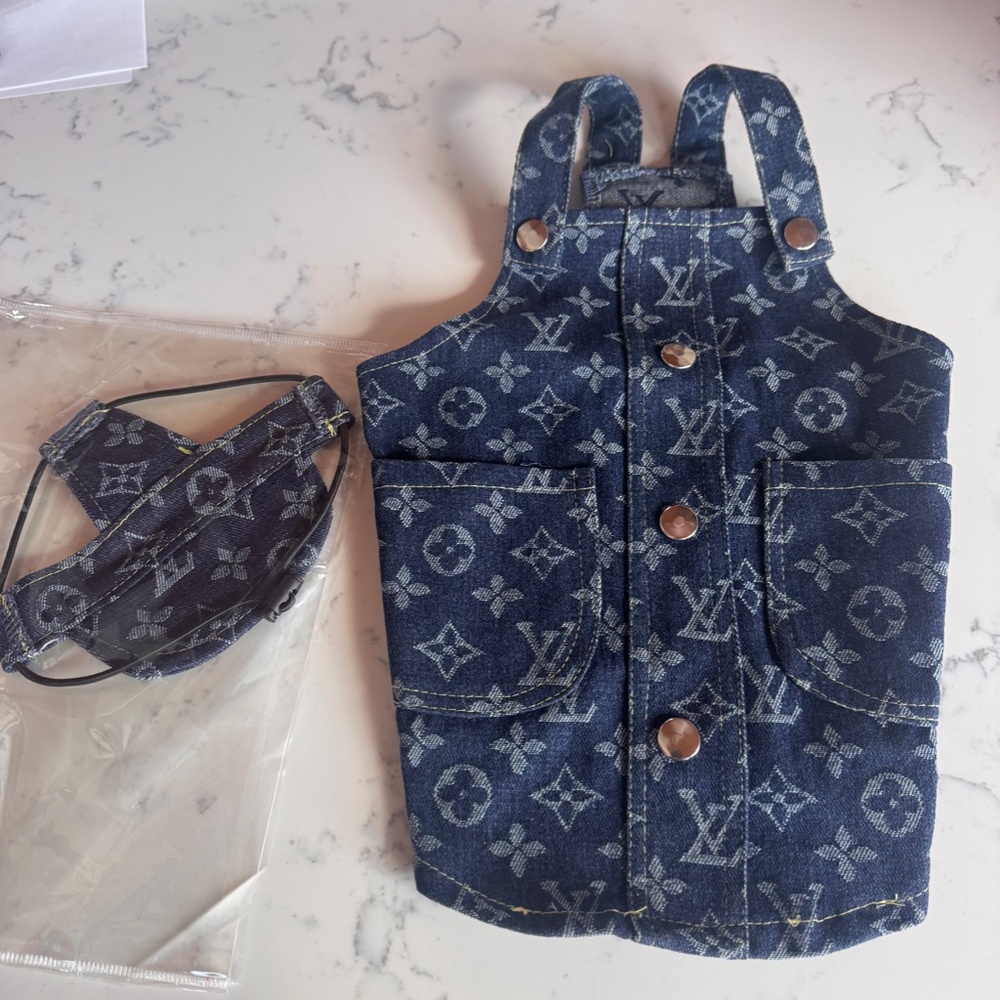 LUXURY DOG SIZE LARGE CLOTHING COMES WITH HAT BRAND NEW